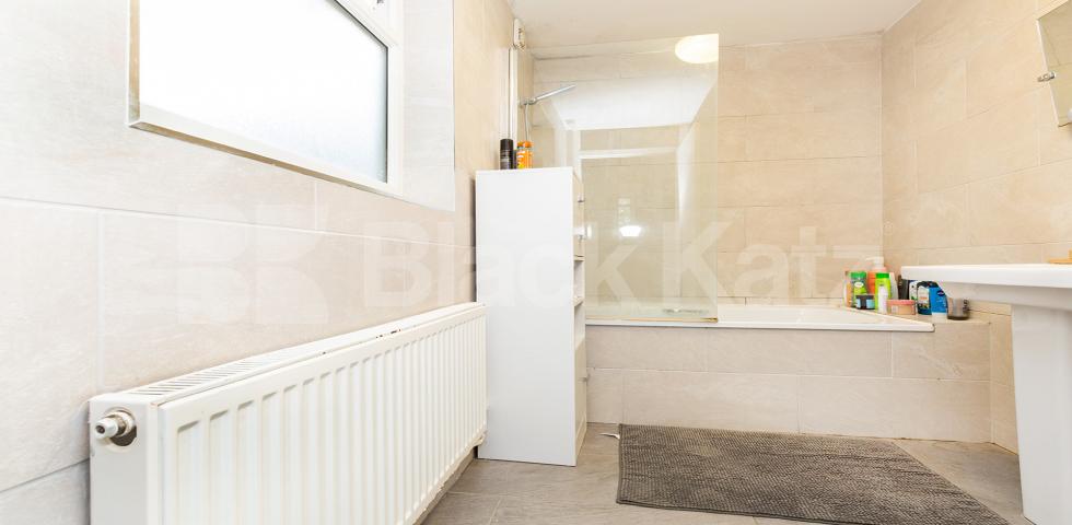 			CENTRAL LOCATION, 3 Bedroom, 1 bath, 1 reception Maisonette			 Compton Street EC1, CLERKENWELL / FARRINGDON